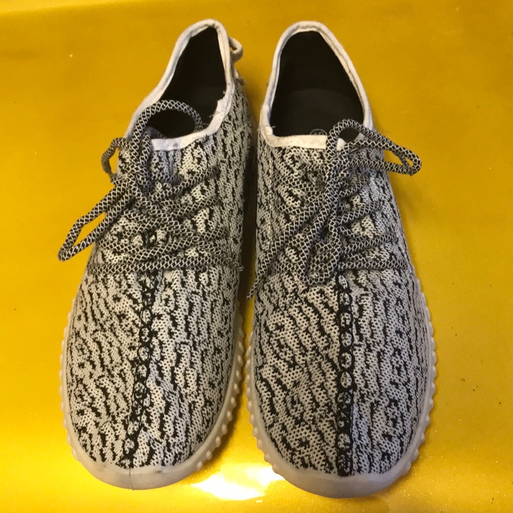 Sneakers size 10